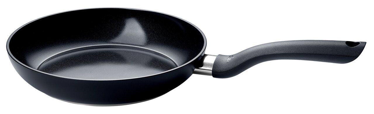 Fissler Pfanne 24cm ESSENTIAL Schwarze Pfanne mit 24 cm Durchmesser, seitliche Perspektive, mit ergonomischem Griff.