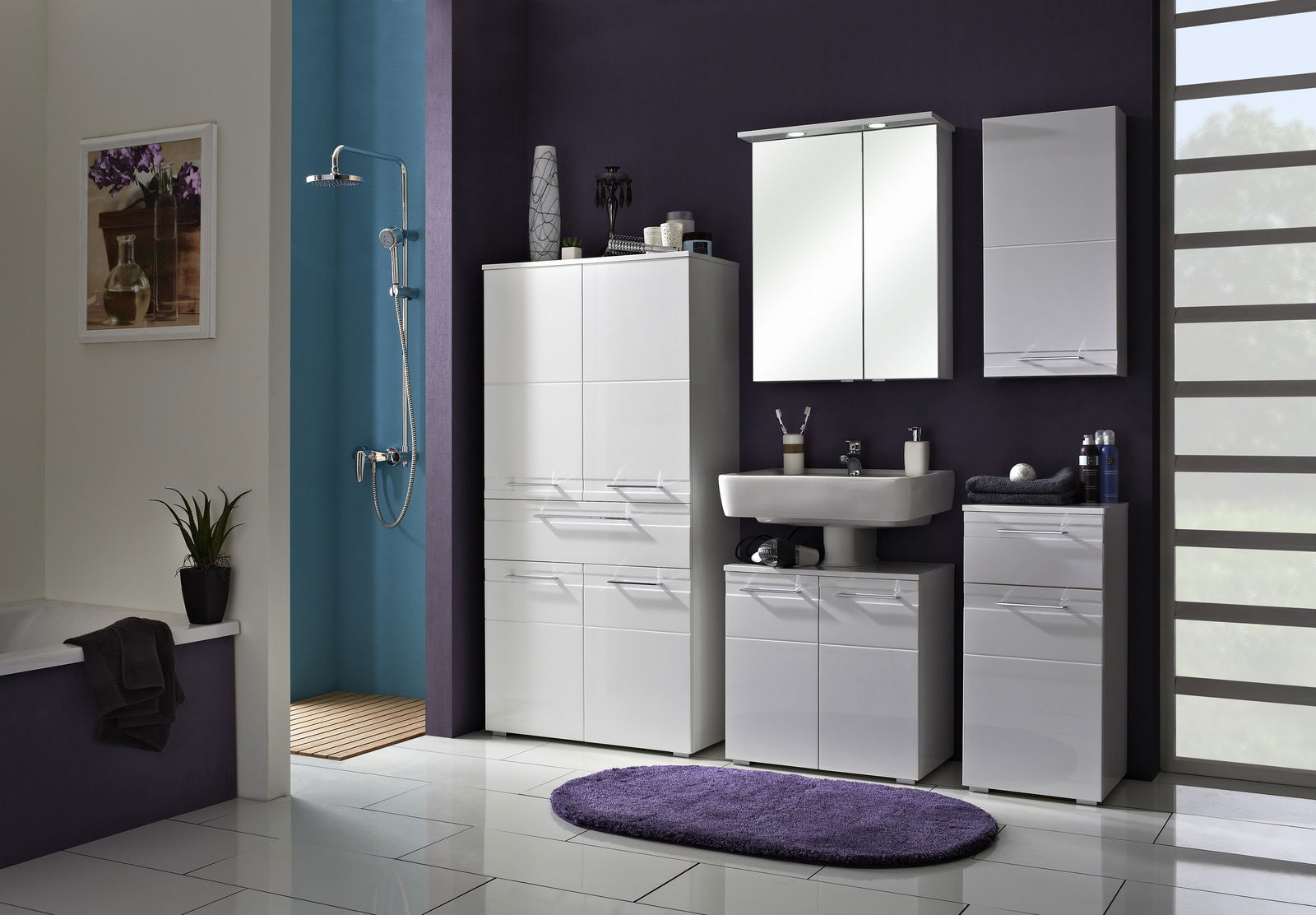 Moderner weißer Midischrank in einem stilvollen Badezimmer, frontal betrachtet.