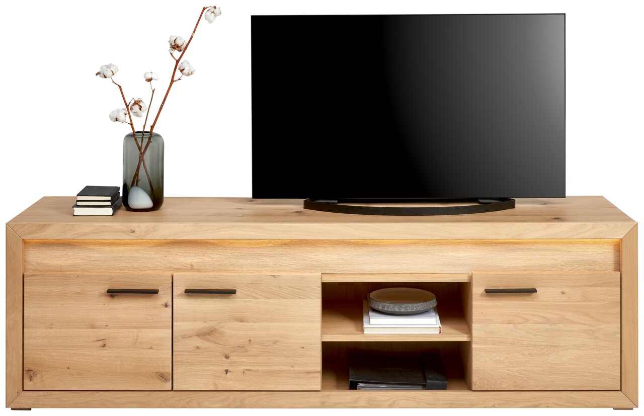 Frontale Ansicht eines TV-Lowboards aus Holz mit zwei Schubladen, einem offenen Fach mit Büchern und Dekoration, sowie einem Fernseher darauf.