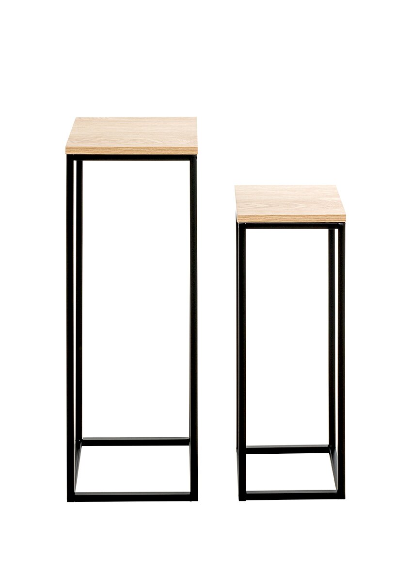 Zwei schmale Beistelltische/Säulen mit hellen Holzplatten und schwarzem Metallgestell in unterschiedlichen Höhen, frontale Ansicht leicht von oben vor weißem Hintergrund.