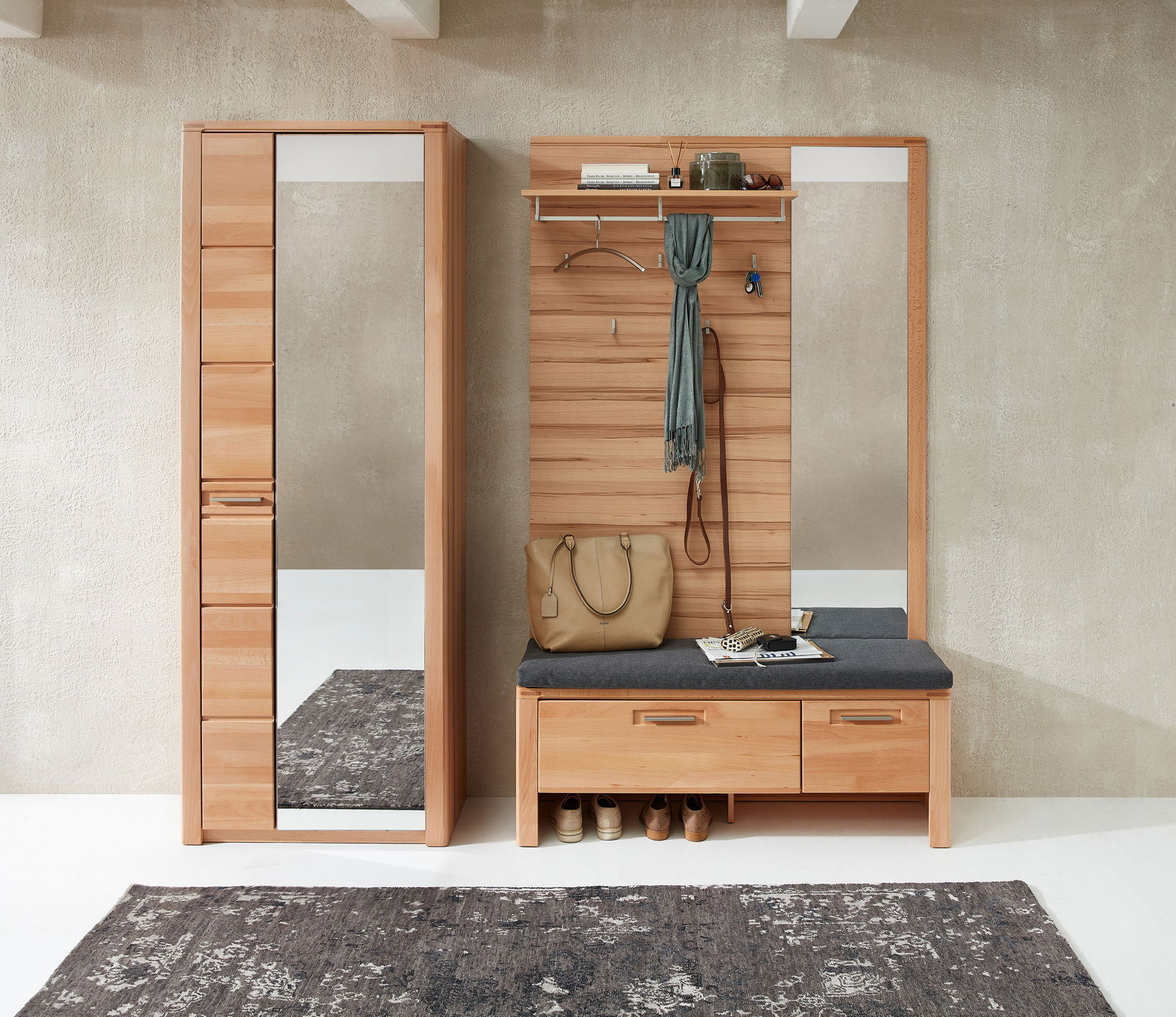 Garderobenschrank aus Holz mit Spiegel, Sitzbank und Stauraum, frontal fotografiert.