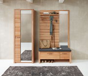 Garderobenschrank aus Holz mit Spiegel, Sitzbank und Stauraum, frontal fotografiert.