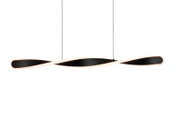Moderne LED-hanglamp met een gebogen vorm, zijaanzicht