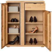 Offene Schuhkommode aus Holz mit mehreren Regalböden, gefüllt mit verschiedenen Schuhen und Aufbewahrungsboxen, frontale Ansicht