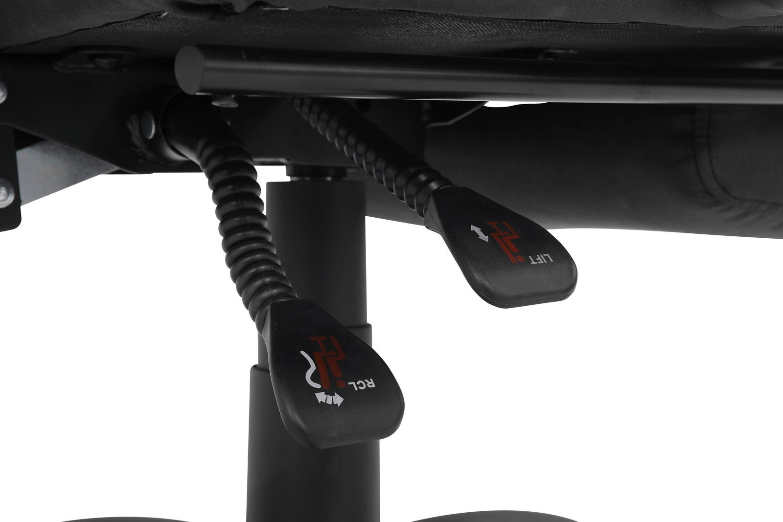 Nahaufnahme der Unterseite eines Chefsessels mit zwei Hebeln zur Höhenverstellung und Neigung, Perspektive von unten.