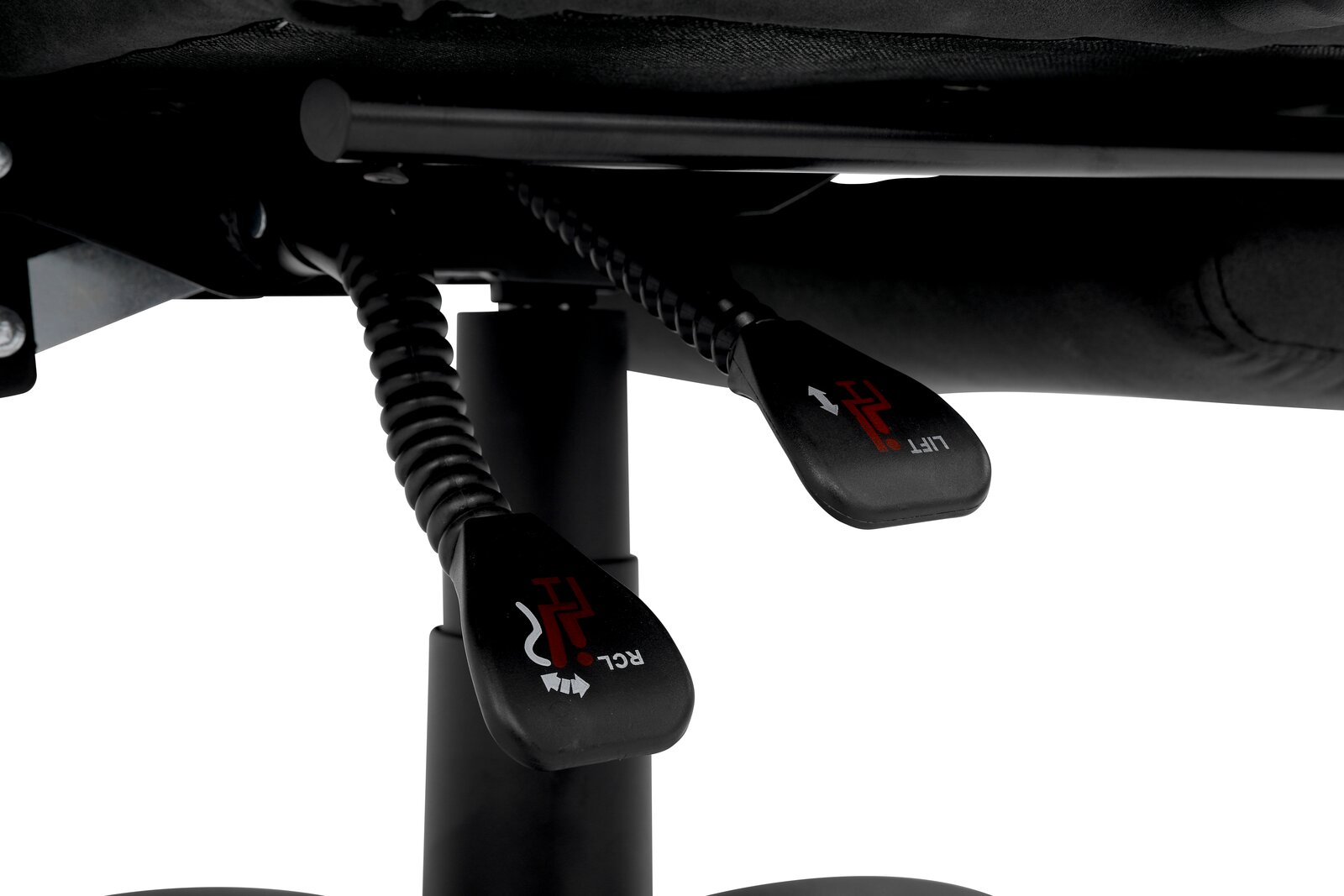 Nahaufnahme der Unterseite eines Chefsessels mit zwei Hebeln zur Höhenverstellung und Neigung, Perspektive von unten.