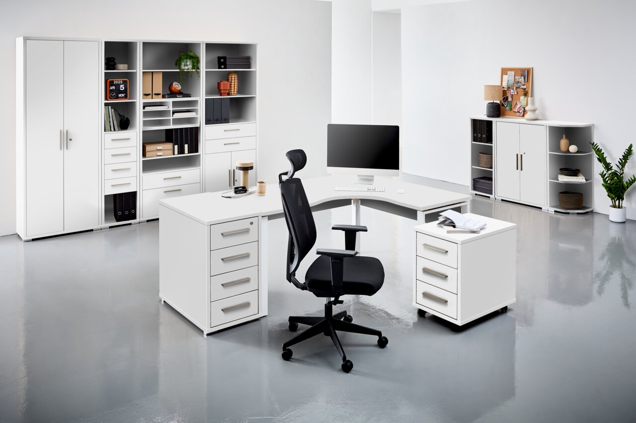 Moderner schwarzer Drehstuhl mit ergonomischer Rückenlehne und Kopfstütze, seitliche Perspektive in einem hellen Büro mit weißen Möbeln.