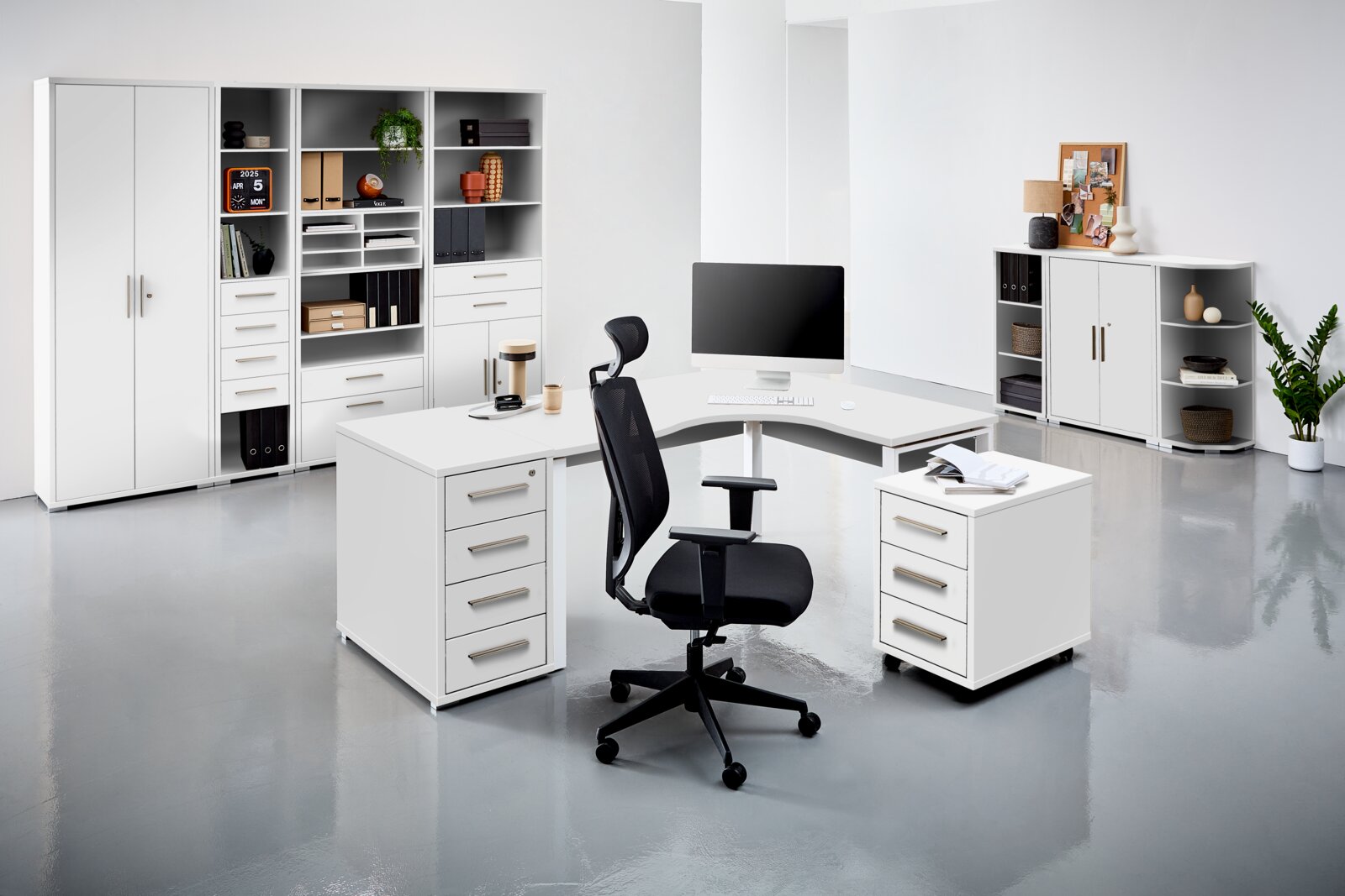 Moderne zwarte draaistoel met ergonomische rugleuning en hoofdsteun, zijaanzicht in een licht kantoor met wit meubilair.