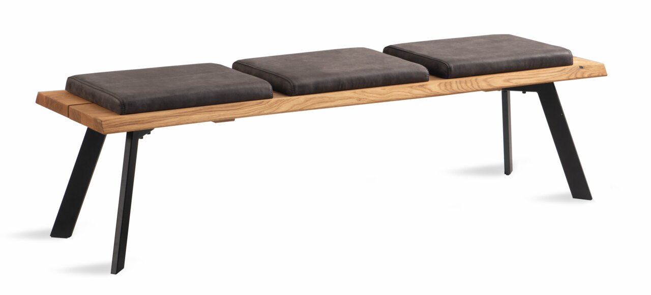 Moderne Sitzbank mit drei gepolsterten Sitzflächen, Holzrahmen und schwarzen Metallbeinen, seitliche Perspektive