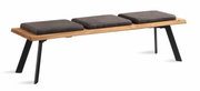 Moderne Sitzbank mit drei gepolsterten Sitzflächen, Holzrahmen und schwarzen Metallbeinen, seitliche Perspektive