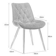 Grauer, gepolsterter Stuhl mit gestepptem Design und vier schrägen Beinen, seitliche Perspektive