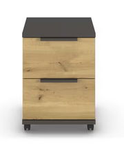 Frontansicht eines Rollcontainers mit zwei Schubladen, Holzoptik und schwarzen Griffen auf Rollen.