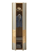 Garderobenschrank aus Holz mit geöffneter Tür, zeigt Innenraum mit Hut, Jeansjacke und Fächern, Frontalansicht