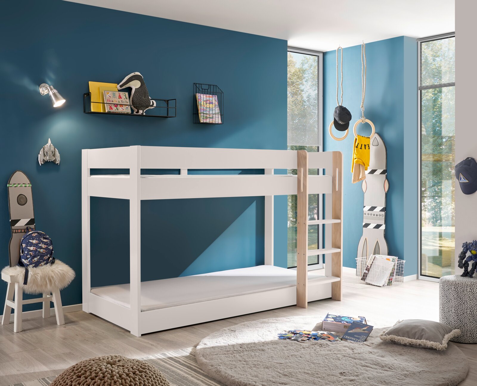 Weißes Etagenbett in modernem Kinderzimmer, seitliche Perspektive