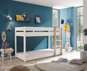 Weißes Etagenbett in modernem Kinderzimmer, seitliche Perspektive