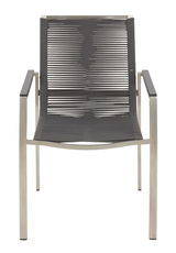 Moderner Gartensessel mit Metallrahmen und geflochtener Sitzfläche, Vorderansicht