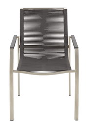 Moderner Gartensessel mit Metallrahmen und geflochtener Sitzfläche, Vorderansicht