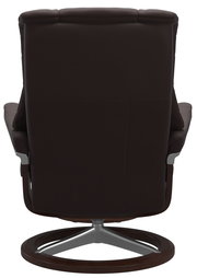 Rückansicht eines braunen Einzelsessels mit modernem Design und Metallgestell.