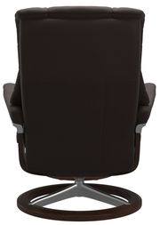 Rückansicht eines braunen Einzelsessels mit modernem Design und Metallgestell.