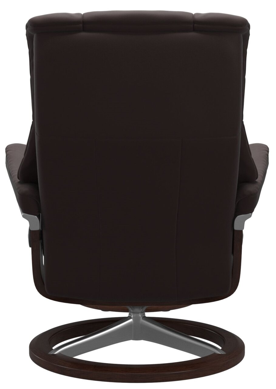 Achterkant van een bruine fauteuil met een modern ontwerp en een metalen frame.
