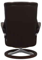 Achterkant van een bruine fauteuil met een modern ontwerp en een metalen frame.