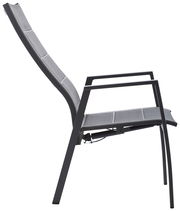 Seitliche Ansicht eines modernen Gartensessels mit grauem Stoffbezug und schwarzem Metallrahmen.