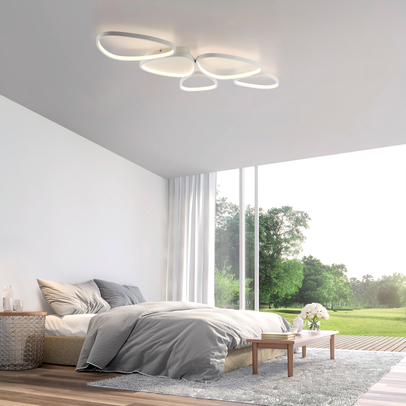 Moderne Deckenleuchte mit organischen Formen in einem hellen Schlafzimmer, seitliche Perspektive