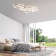 Moderne plafondlamp met organische vormen in een lichte slaapkamer, zijaanzicht