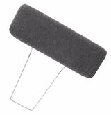 Kopfstütze in seitlicher Perspektive mit grauem Stoffbezug und Metallrahmen