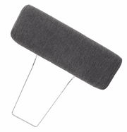 Kopfstütze in seitlicher Perspektive mit grauem Stoffbezug und Metallrahmen