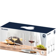 Verpackung des 12-teiligen Kelchglassets Paladino, seitliche Perspektive, zeigt verschiedene Weingläser auf einem Tisch mit Brot und Trauben.