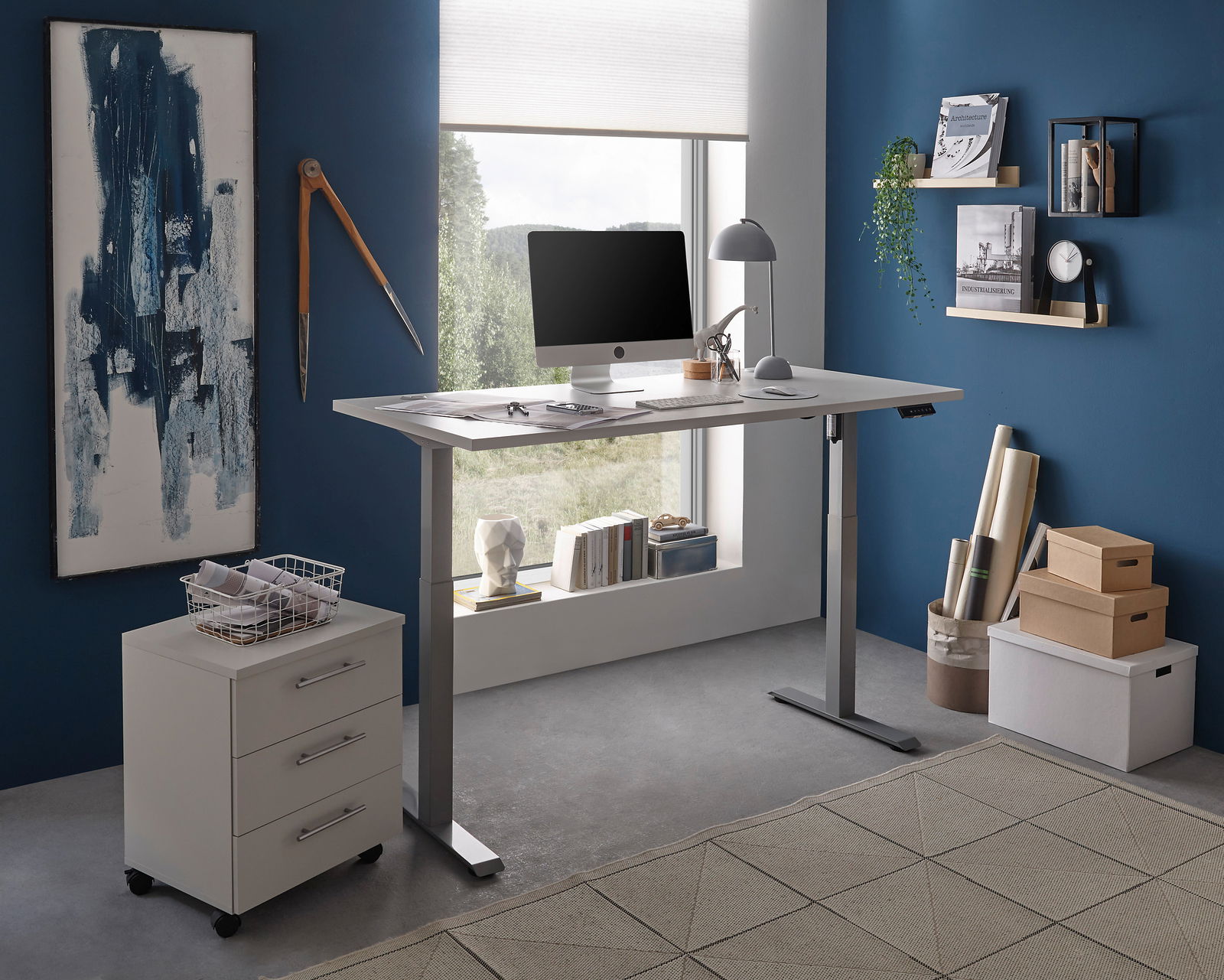 Moderner höhenverstellbarer E-Schreibtisch in einem stilvollen Büro mit blauer Wand, seitlicher Perspektive.