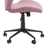 Drehstuhl mit rosa gepolstertem Sitz und Rückenlehne, schwarze Basis mit fünf Rollen, seitliche Perspektive