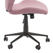 Drehstuhl mit rosa gepolstertem Sitz und Rückenlehne, schwarze Basis mit fünf Rollen, seitliche Perspektive