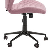 Drehstuhl mit rosa gepolstertem Sitz und Rückenlehne, schwarze Basis mit fünf Rollen, seitliche Perspektive