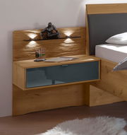 Nachtschrank-Paneel aus Holz mit integrierter Beleuchtung, dekorativer Skulptur und Glasregal, seitliche Perspektive