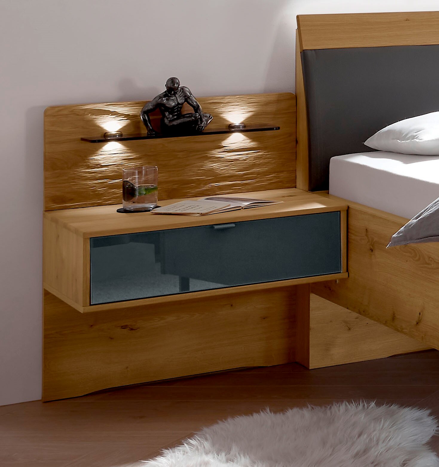 Houten nachtkastje met ingebouwde verlichting, decoratief beeldje en glazen plank, zijaanzicht
