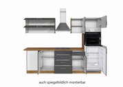 Moderne hoekkeuken met houten werkblad, grijze kasten en ingebouwde apparatuur, gezien van voren.