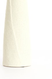 Nahaufnahme einer strukturierten, cremefarbenen Vase mit minimalistischem Design.