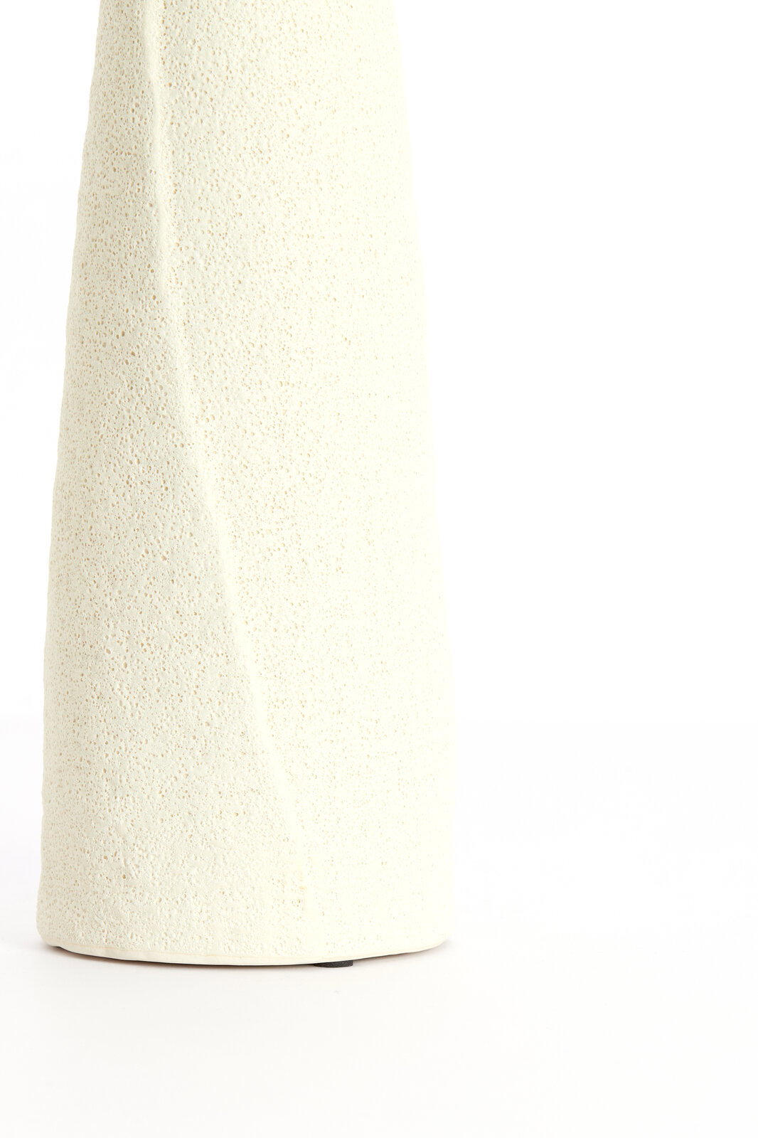 Nahaufnahme einer strukturierten, cremefarbenen Vase mit minimalistischem Design.