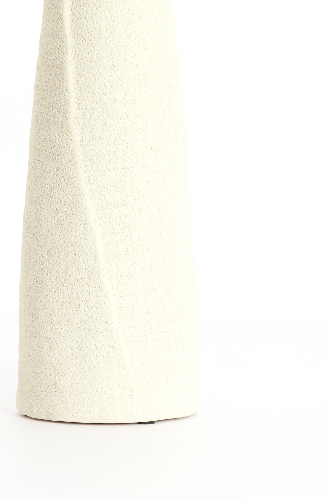 Light&Living Vase SETIMMO 45cm Nahaufnahme einer strukturierten, cremefarbenen Vase mit minimalistischem Design.