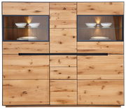 Frontale Ansicht des Linea Natura Highboards KELIO aus Holz mit zwei Glastüren und integrierter Beleuchtung, die weiße Schalen und Teller präsentieren.