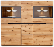 Frontale Ansicht des Linea Natura Highboards KELIO aus Holz mit zwei Glastüren und integrierter Beleuchtung, die weiße Schalen und Teller präsentieren.