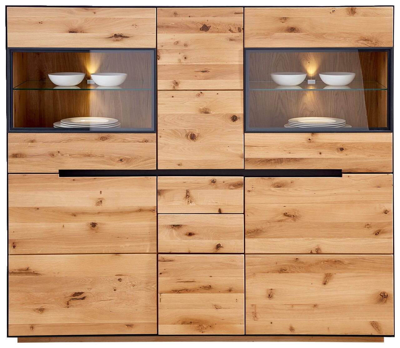 Vooraanzicht van het Linea Natura-hoogkastmodel KELIO van hout, met twee glazen deuren en ingebouwde verlichting, waarin witte kommen en borden worden tentoongesteld.