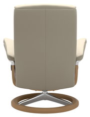 Rückansicht eines modernen Einzelsessels mit drehbarem Holz- und Metallfuß