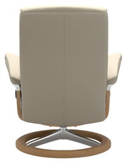 Achterkant van een moderne fauteuil met een draaibare voet van hout en metaal