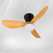 Moderne plafondventilator met drie houtkleurige bladen, zwarte plafondbehuizing en geïntegreerde witte lamp, uitgeschakeld en van onderaf gezien.