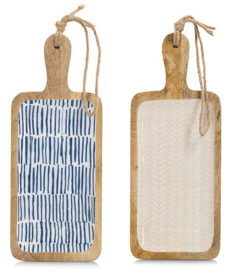 Zwei Servierbretter aus Mangoholz mit dekorativen Mustern, eines mit blauen Streifen und das andere mit einem dezenten weißen Muster, beide mit Kordel zum Aufhängen, aus der Vorderansicht fotografiert.