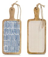 Zwei Servierbretter aus Mangoholz mit dekorativen Mustern, eines mit blauen Streifen und das andere mit einem dezenten weißen Muster, beide mit Kordel zum Aufhängen, aus der Vorderansicht fotografiert.