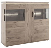 Helles Holz-Highboard mit Glaseinsätzen und LED-Beleuchtung, frontale Perspektive